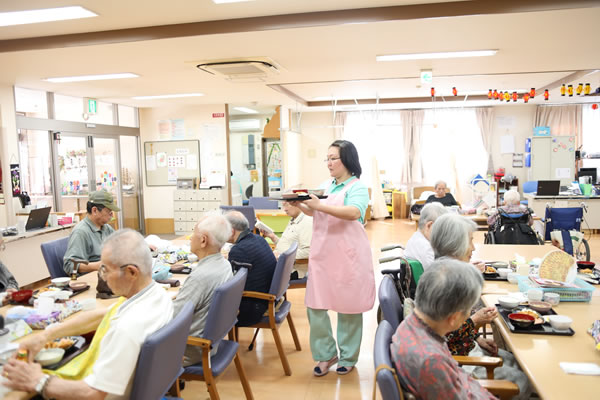 食堂での食事風景