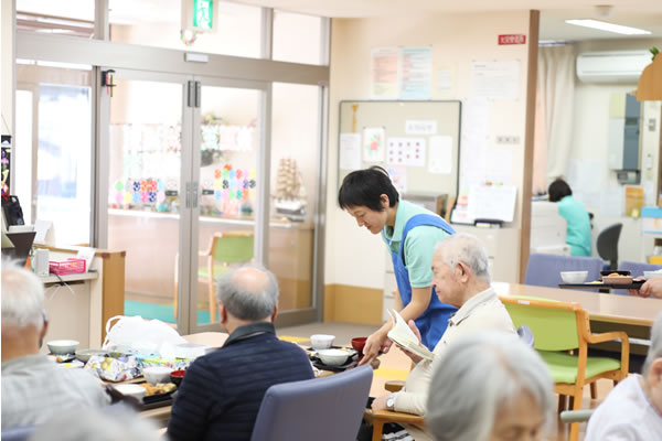 食堂で食事の用意をするスタッフ