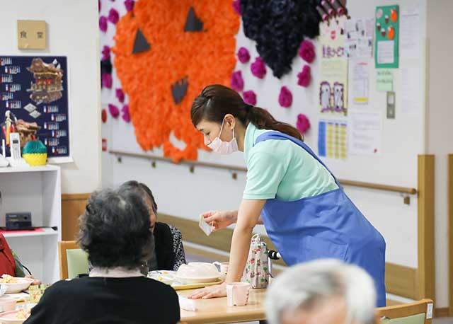 食堂で食事の用意をするスタッフ