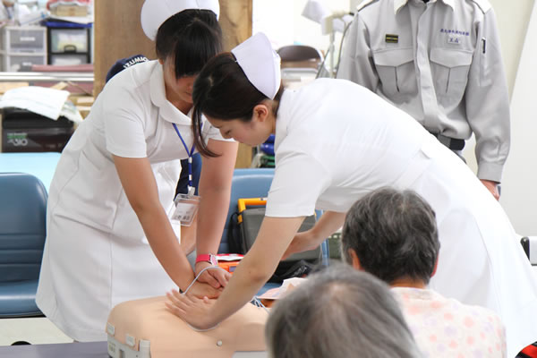 看護体験で血圧測定