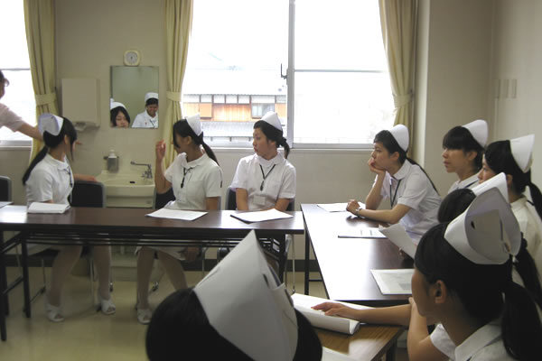 体験後に机を囲って反省会