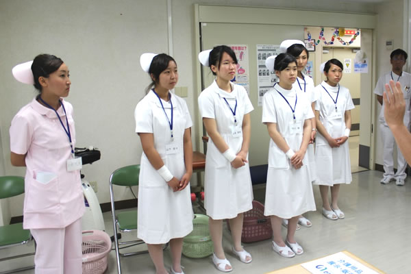 看護体験で看護師からの説明を受ける