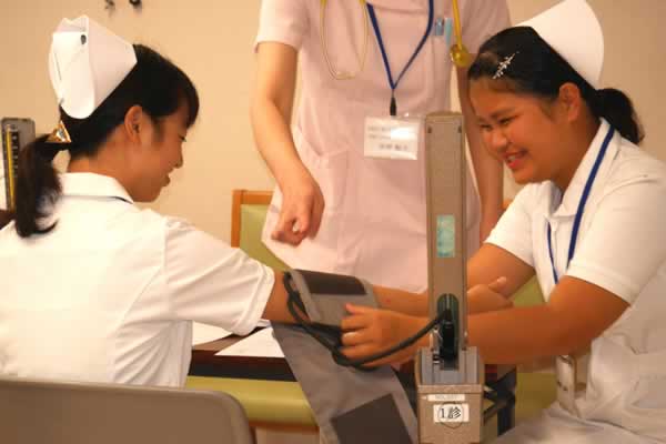 看護体験で血圧測定