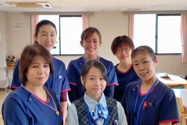 訪問看護サービスのスタッフ集合写真