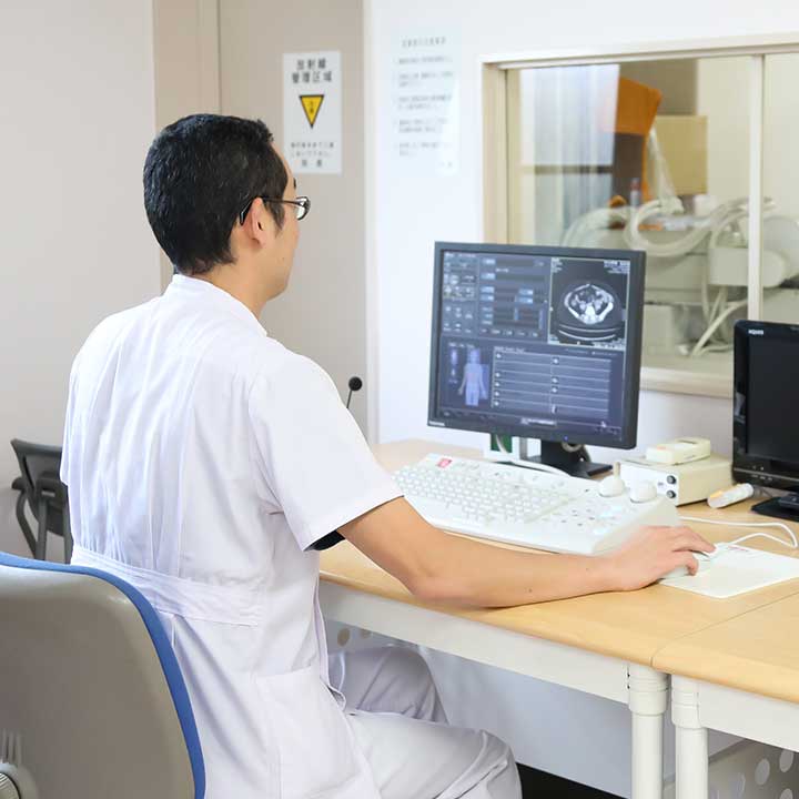 CTを撮影する医療スタッフ
